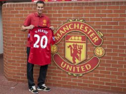 La noticia de que Robin Van Persie firmó con Manchester United por cuatro temporadas causó molestia entre algunos seguidores. AP  /