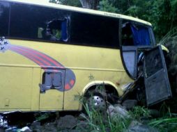 Árboles y piedras detuvieron la marcha del vehículo que transportaba a 45 personas. Foto: Cortesía de Radio Red Nayarit. ESPECIAL  /