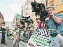 Los periodistas esperan novedades afuera de la embajada de Ecuador en Londres, en donde está refugiado Julian Assange. AFP  /