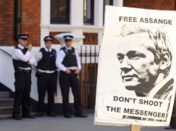 No se sabe si Assange saldrá o no de la embajada para dar su mensaje. AP  /