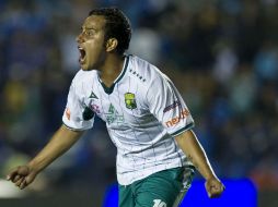 Luis Montes del León celebrando un gol contra el Cruz Azul en el juego ocurrido ayer. AFP  /
