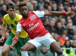 El ex jugador del Arsenal, Alex Song, está a nada de firmar el contrato, sólo falta aprobar el examen médico. AFP  /
