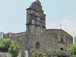 Paisaje. El cautivador templo de Tololotlán, con su insólito atrio, poblado de tumbas abrazadas por el sensacional jardín.  /