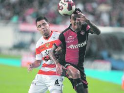 REPARTEN PUNTOS. George Corral disputa el esférico con Luis Alonso Sandoval.  /