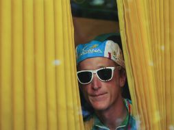 Gasparotto se asoma por la ventana de su autobús durante la presentación oficial de la Vuelta Ciclista España, en Pamplona. AP  /