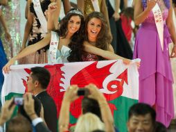 Dos concursantes en la ceremonia final de Miss Mundo celebrada en Ordos. AFP  /