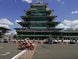 Dani Pedrosa cruza la linea de ladrillo como ganador de la carrera en Indianápolis en Moto GP. REUTERS  /