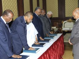 El ministro sudanés de Orientación Islámica, Gazi al Sadeq (2.i). EFE  /