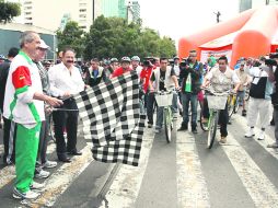 Banderazo. El secretario de Educación, José Ángel Córdova (izquierda), inaugura la IV Cruzada Nacional por el Uso de la Bicicleta. NTX  /