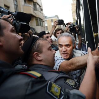Opositor ruso Kasparov puede ser condenado por morder un policía
