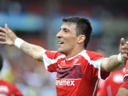 Édgar ''El Pájaro'' Benítez fue el héroe al anotar el único gol del partido ante Tuzos. EFE  /