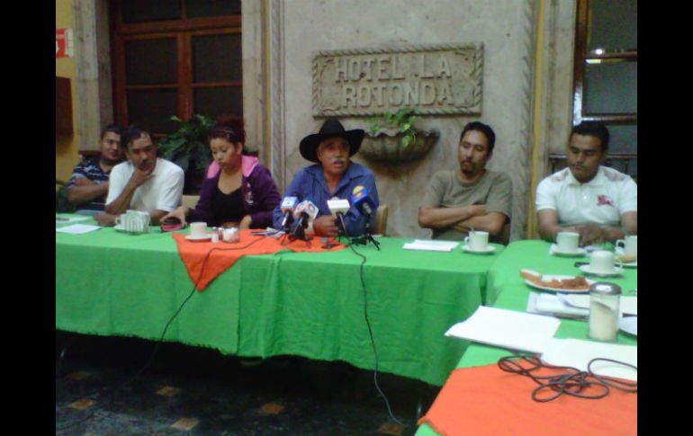 Integrantes de Unidos contra el Cacicazgo en El Salto, durante la rueda de prensa que ofrecieron en Guadalajara.  /