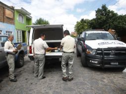 El cuerpo fue trasladado por camilleros del Servicio Médico Forenses a la morgue de la ciudad.  /