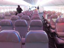 La policía texana subió al avión poco después de que éste aterrizara para averiguar si en verdad había explosivos a bordo. ARCHIVO  /