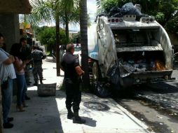 Personal especializado del IJCF revisó la carga de basura, encontrando un maletín en color café, pirotecnia variada.  /