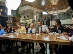 El presidente de EU, Barack Obama, su esposa y simpatizantes de campaña cenaron en el restaurante Mintwood Place en Adams Morgan. EFE  /