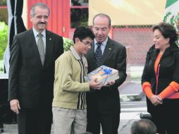Felipe Calderón entrega a un estudiante de secundaria los libros para el ciclo escolar que comenzó ayer. NTX  /
