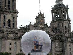 El espectáculo incluye monólogos narrados por actores dentro de una esfera de plástico transparente. ESPECIAL  /