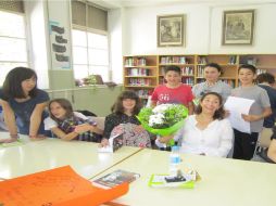 La autora durante un encuentro con jóvenes lectores en la biblioteca IES de Goya . ESPECIAL  /