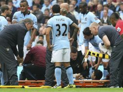 Sergio 'Kun' Agüero (c), es atendido tras una fuerte entrada durante el partido de la Premier League. ARCHIVO  /