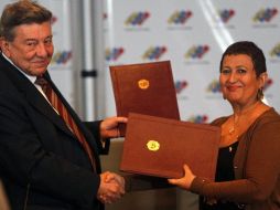 El canciller peruano, Rafael Roncagliolo (i), que firmó el acuerdo en nombre de la Unasur en Caracas. REUTERS  /