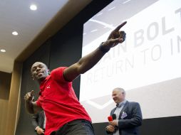 Bolt habló ante algunos jóvenes de sus nuevas metas en el atletismo. AP  /