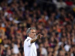 El técnico José Mourinho da indicaciones durante el partido. AP  /