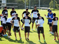 Los Rayados del Monterrey reciben instrucciones de su técnico Víctor Vucetich. MEXSPORT  /
