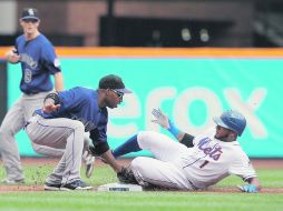 QUIETO. Jordany Valdespin (der.) se roba la segunda base, evitando a tiempo el toque de Jonathan Herrera. AFP  /