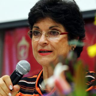 Guadalupe Morfín lee en voz alta ''Tiempo de Plantar Olivos''