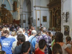 Los ciudadanos han tenido que hacer largas filas para poder fotografiarse con la pintura del eccehomo. EFE  /