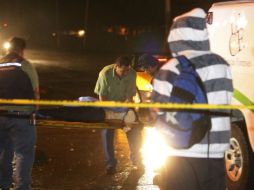 Paramédicos municipales llegaron hasta la escena del crimen, quienes confirmaron el deceso de la víctima. ARCHIVO  /