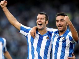 Carlos Vela dio el pase para gol a Imanol Agirretxe (i), quien metió los dos goles del encuentro. EFE  /