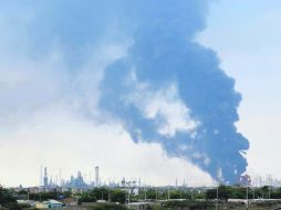 Una columna de humo y fuego crece sobre la refinería de Amuay, cerca de Punto Fijo, Venezuela. AFP  /