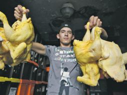 Se tendrá que analizar de dónde traer la carne de pollo, e incluso eliminar las cuotas antidumping para atender la demanda del país.EFE  /