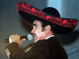 El ''rey de la canción ranchera'', complació al público guatemalteco a pesar de la lluvia. ARCHIVO  /