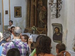 Del lado derecho se muestra la pintura en cuestión en el Santuario de Nuestra Señora de la Misericordia de Borja. EFE  /