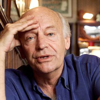 Eduardo Galeano continúa internado en Montevideo