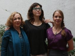 La directora Natalia Beristain (c) posa con las actrices Adriana Roel (i) y Mariana Gaja (d). EFE  /
