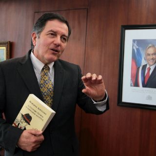 Roberto Ampuero explora últimas semanas de Salvador Allende