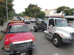 Los vehículos permanecen parados en avenida 16 de Septiembre, frente la zona de a El Agua Azul.  /