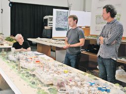 El arquitecto Frank Gehry observa junto con Mark Zuckerberg (segundo de derecha a izquierda) la maqueta del nuevo edificio. ESPECIAL  /