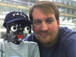 El robot, ataviado con una camiseta de Yale en sus fotos para la prensa, ya ha sido programado para reconocer su brazo. ESPECIAL  /