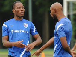 Drogba (i) y Anelka (d) dejarían el club debido a que amenazan con dejar de pagarles su sueldo. ARCHIVO  /