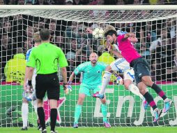 El delantero del Lille Tulio de Melo (de rojo) remata de cabeza para marcar el gol que les dio el boleto a la siguiente ronda. AFP  /