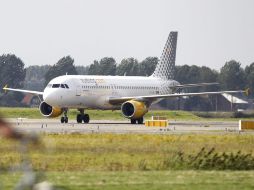El avión de la compañía Vueling aterriza tras ser escoltado por dos cazas F-16. ARCHIVO  /