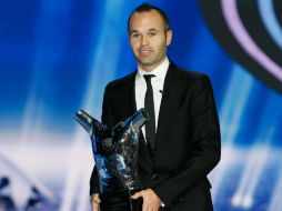 El jugador del Barcelona al mometo de recibir el trofeo. AFP  /