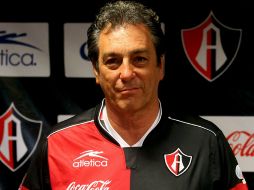 Tomás Boy posa para los fotógrafos con la camiseta rojinegra.  /