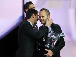 Premio en mano, dijo sentirse orgulloso de compartir el podio con Messi y Cristiano Ronaldo. AFP  /