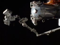 Akihiko Hoshide durante las labores para intentar cambiar la pieza dañada. REUTERS  /